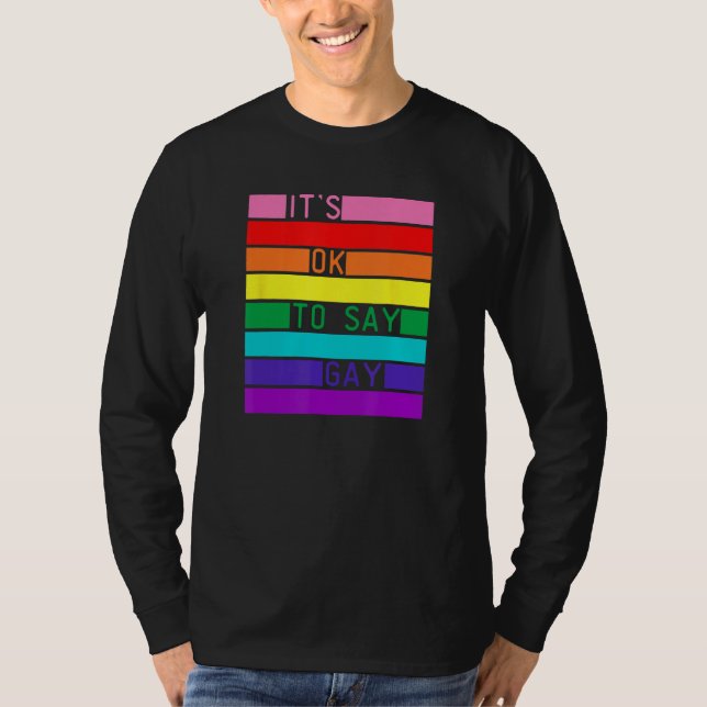 Camiseta It s OK To Say Gay LGBTQ Rainbow Flag LGBTQIA+ Pri (Frente)