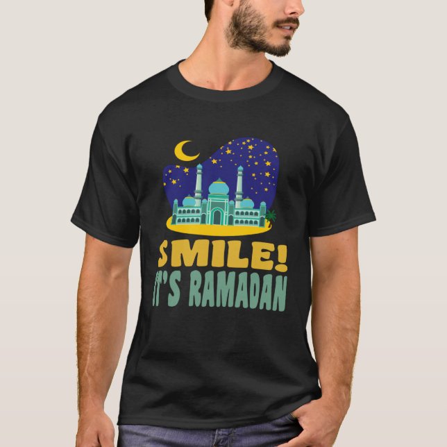 Camiseta It s Ramadan Bro Smile Muslim s Fasting Month Rama (Frente)