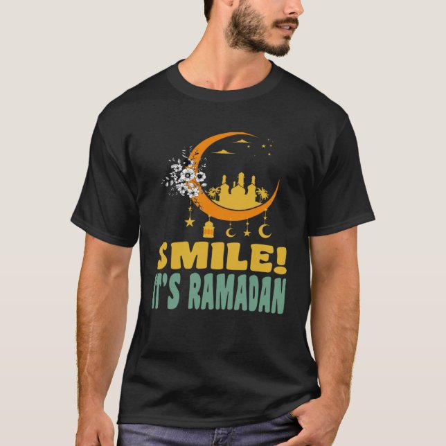 Camiseta It s Ramadan Bro Smile Muslim s Fasting Month Rama (Frente)
