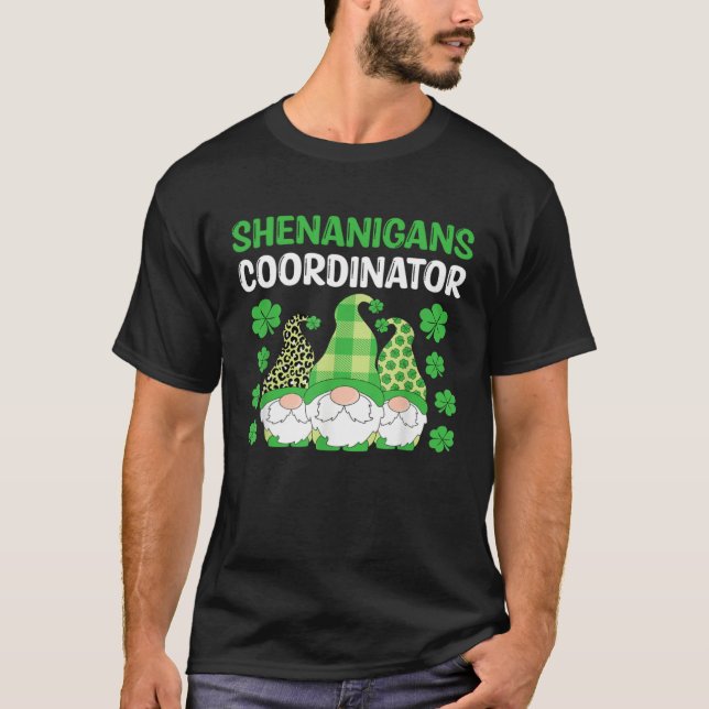 Camiseta It s Time For Shenanigans Coordinator Happy St Pat (Frente)