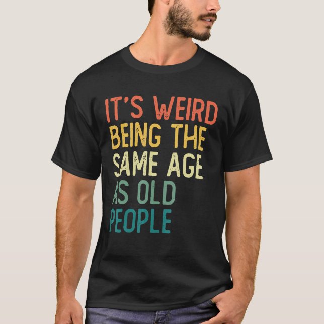 Camiseta It s Weird Being The Same Age As Old People Retro  (Frente)