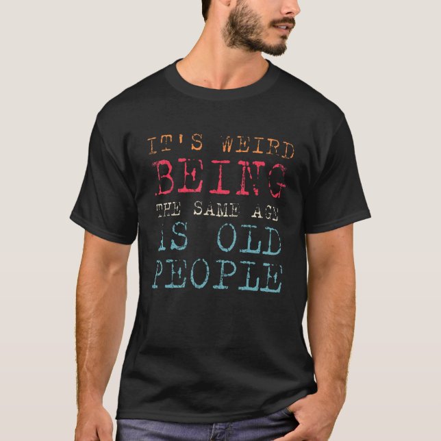 Camiseta It s Weird Being The Same Age As Old People Retro  (Frente)