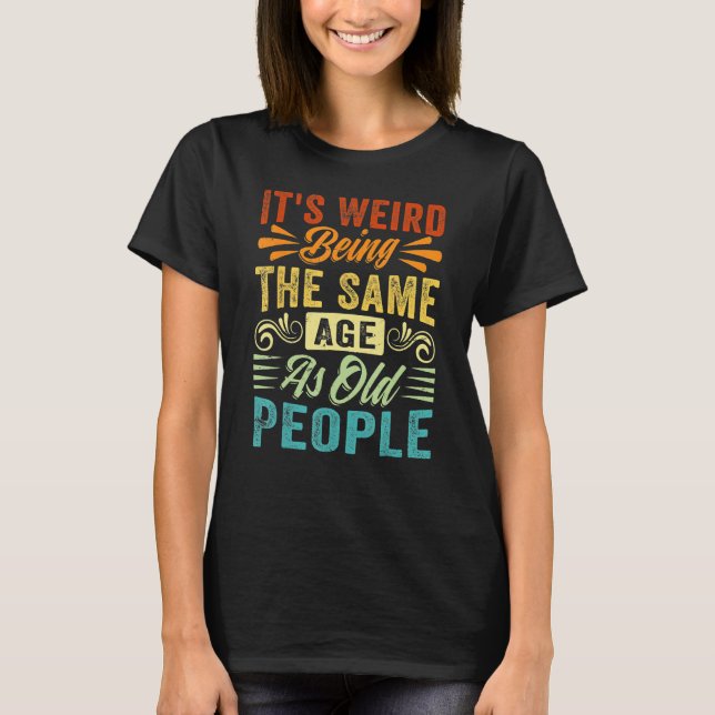 Camiseta It s Weird Being The Same Age As Old People Retro  (Frente)
