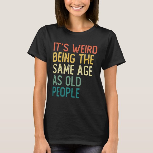 Camiseta It s Weird Being The Same Age As Old People Retro  (Frente)