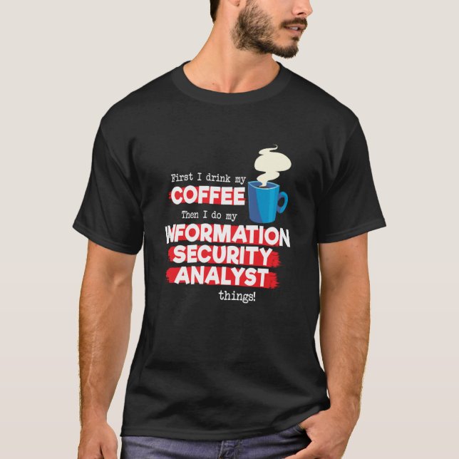 Camiseta IT Security Analyst & Coffee  Saying (Frente)