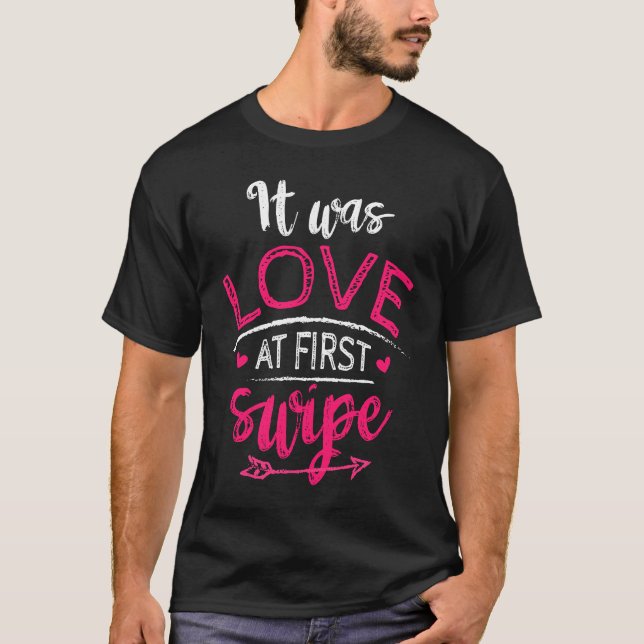 Camiseta It Was Love At First Swipe Couple Wedding Bachelor (Frente)