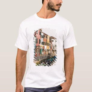 Camiseta Itália, Burano. Casas coloridas alinham um