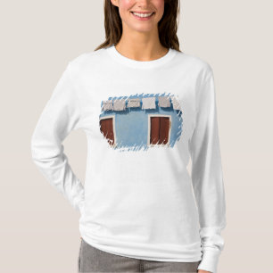 Camiseta Itália, Burano. Roupas penduradas e janelas ao lon