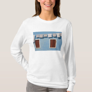 Camiseta Itália, Burano. Roupas penduradas e janelas ao lon