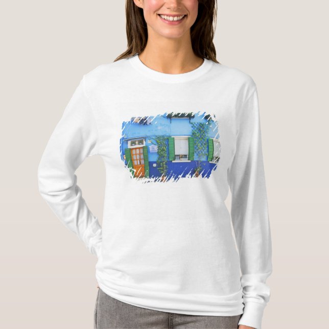Camiseta Itália, Burano. Uma casa colorida em Burano perto (Frente)