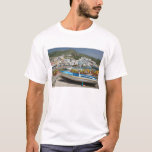 Camiseta ITÁLIA, Campânia, (Baía de Nápoles), ISCHIA,<br><div class="desc">DIREITOS AUTORAIS Walter Bibikow / SuperStock.com | EU16 WBI0595.jpg | ITÁLIA, Campânia, (Baía de Nápoles), ISCHIA, SANT'ANGELO: Vista da Cidade e do Porto / Diurno</div>