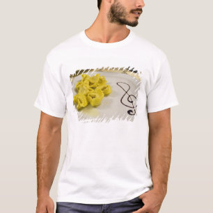 Camiseta Itália, Cento. Um prato de tortellini de queijo