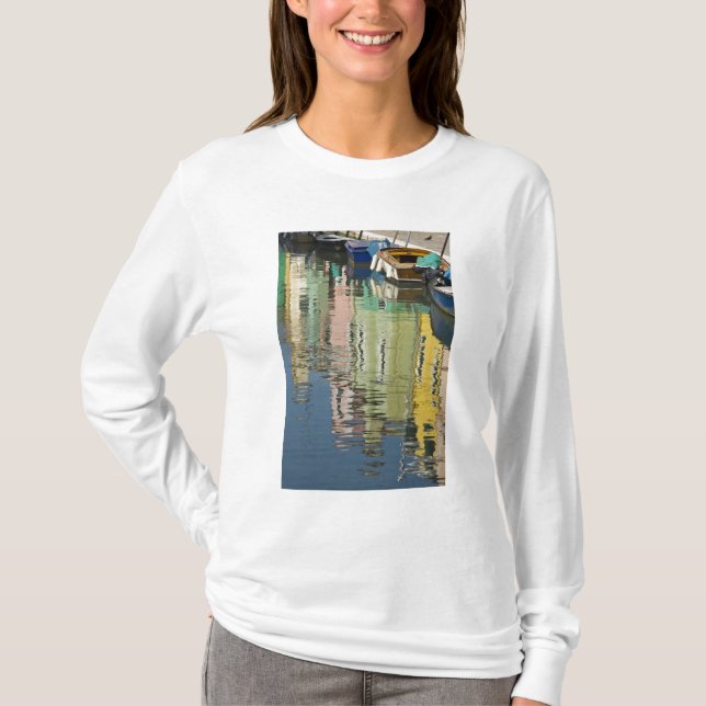 Camiseta Itália, Veneza, Burano. Casas multicoloridas ao lo (Frente)