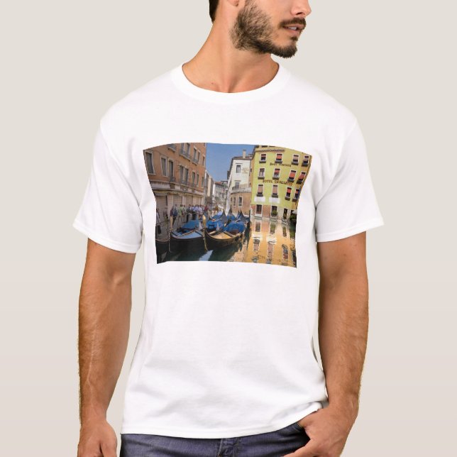 Camiseta Itália, Veneza, gondolas amarradas ao longo do can (Frente)