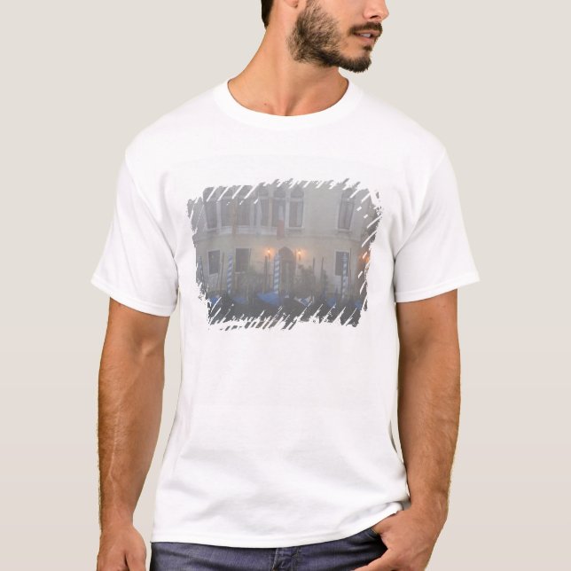 Camiseta Itália, Veneza. Uma fila de gondolas vista através (Frente)