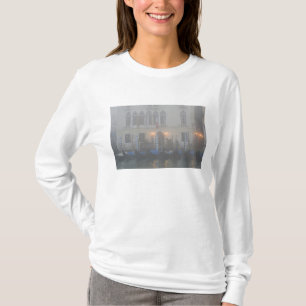 Camiseta Itália, Veneza. Uma fileira de gôndolas vistas atr
