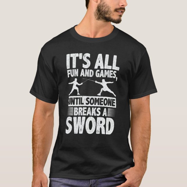 Camiseta It's All Fun And Games Until Someone Breaks A Swor (Frente)