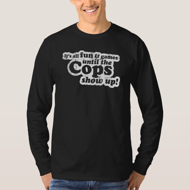 Camiseta It's All Fun And Games Until The Cops Show Up  Mem (Frente)