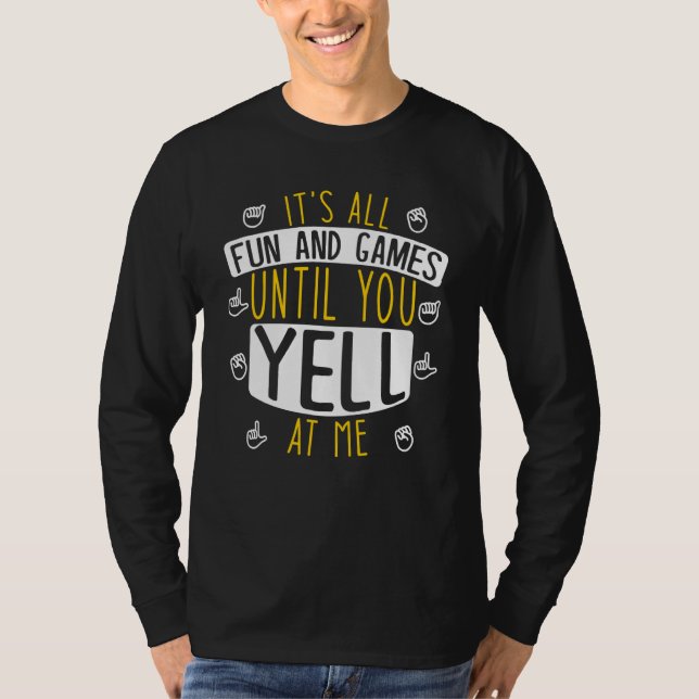 Camiseta It's All Fun And Games Until You Yell At Me Deafne (Frente)