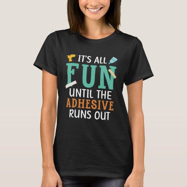 Camiseta It's All Fun Until The Adhesive Runs Out Craft Scr (Frente)