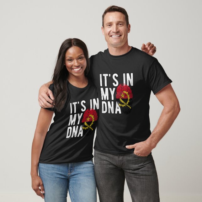 Camiseta It's in my DNA Angola Flag Fingerprints (Unissex)