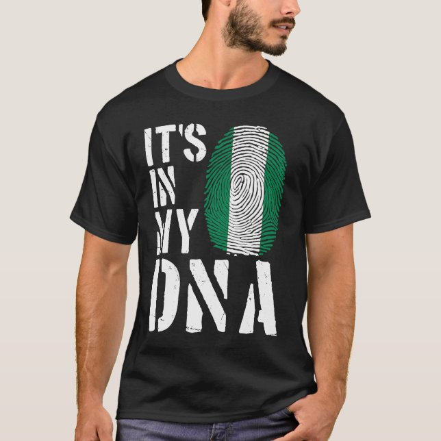 Camiseta It's In My DNA Nigerian Flag Fingerprint BHM Afro  (Frente)