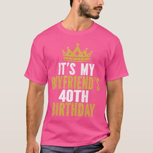 Camiseta Its My Boyfriends 40th Birthday 40 Years Old Men f (Frente)