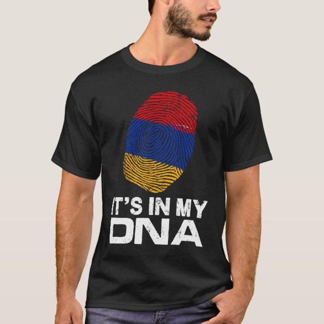 Camiseta IT'S MY DNA IN flag national pride fingerprint Arm (Frente)
