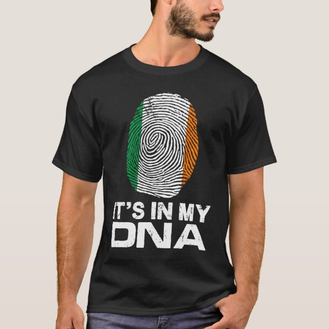 Camiseta IT'S MY DNA IN Flag National Pride Fingerprint Ire (Frente)