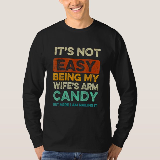 Camiseta Its Not Easy Being My Wife s Arm Candy  Fathers Da (Frente)