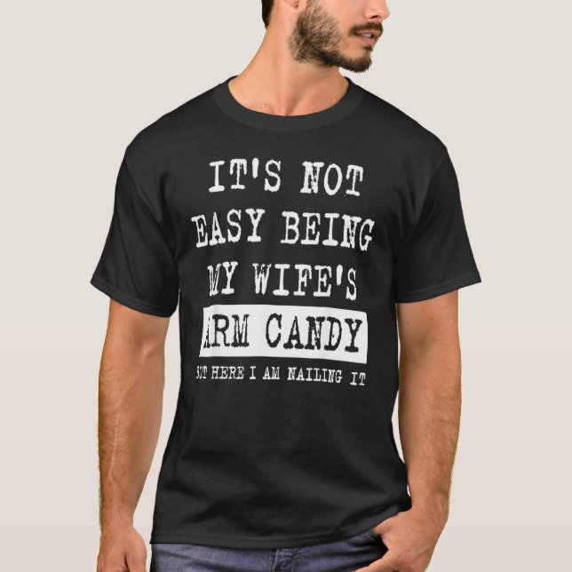 Camiseta Its Not Easy Being My Wife s Arm Candy  Fathers Da (Frente)