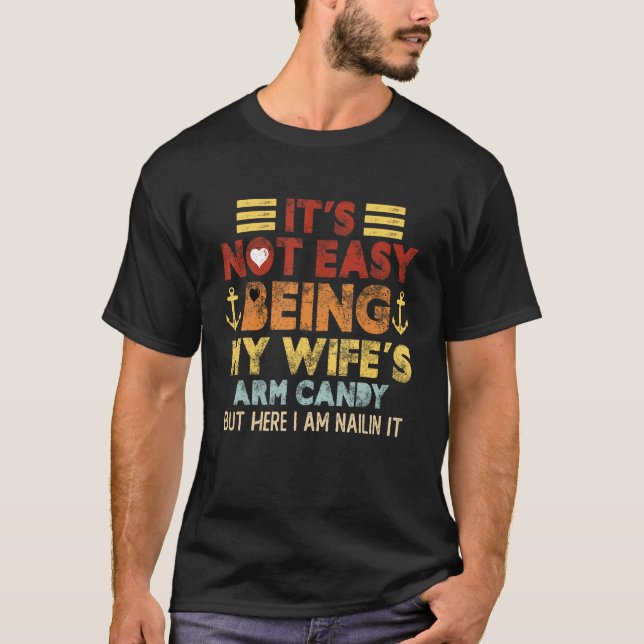 Camiseta Its Not Easy Being My Wife s Arm Candy  Fathers Da (Frente)