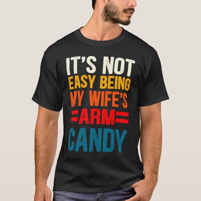 Camiseta It's Not Easy Being My Wife's Arm Candy (Frente)