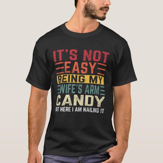 Camiseta It's Not Easy Being My Wife's Arm Candy But Here I (Frente)