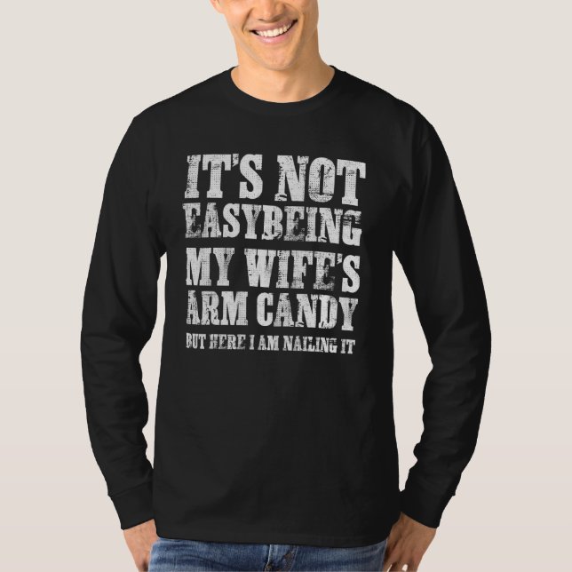 Camiseta Its Not Easy Being My Wife's Arm Candy Funny Fathe (Frente)