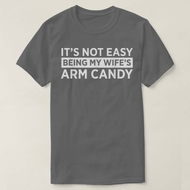 Camiseta Its Not Easy Being My Wifes Arm Candy Funny Wife H (Frente do Design)