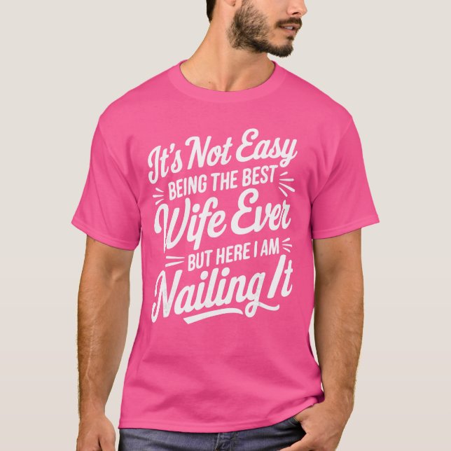 Camiseta Its Not Easy Beinghe Best Wife Ever But Here I Am  (Frente)