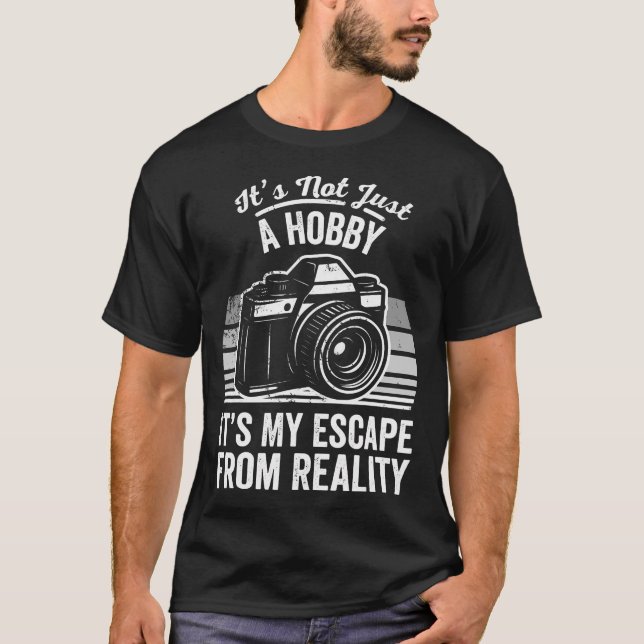 Camiseta It'S Not Just A Hobby It'S My Escape From Reality  (Frente)