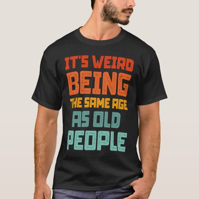 Camiseta It's Weird Being The Same Age As Old People Retro  (Frente)