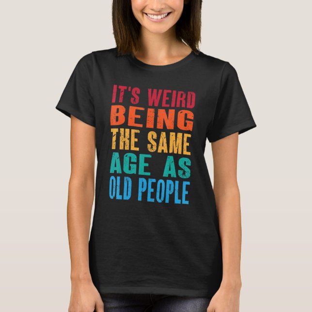 Camiseta It's Weird Being The Same Age As Old People  Vinta (Frente)