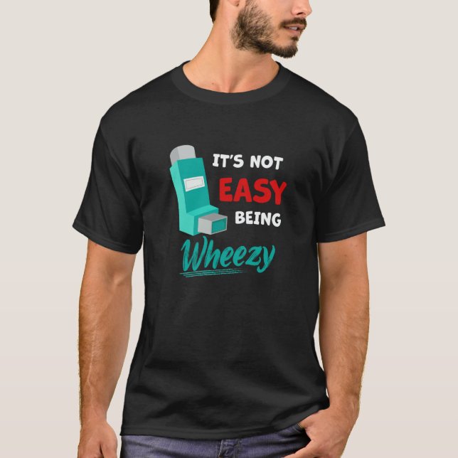 Camiseta Itu2019s Not Easy Being Wheezy  Asthma Inhaler Awa (Frente)