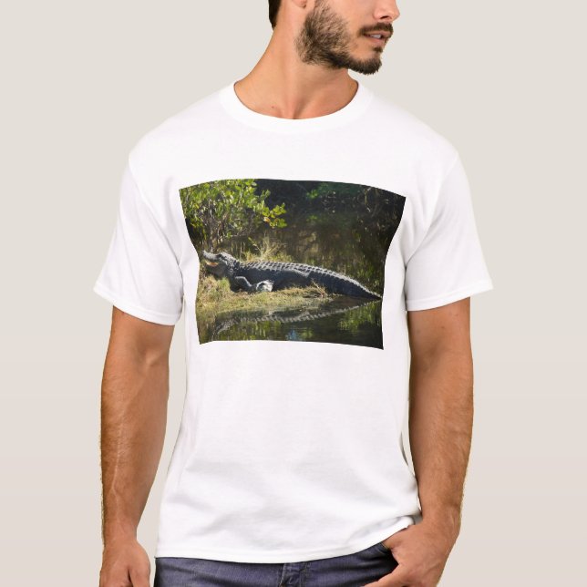 Camiseta Jacaré Americano Descansando ao Longo de uma Zona  (Frente)