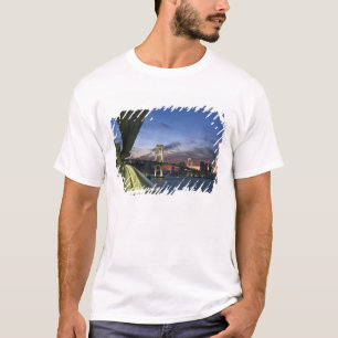 Camiseta Japão. Tóquio. Ponte Rainbow em Baía de Tóquio.