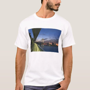 Camiseta Japão. Tóquio. Ponte Rainbow na Baía de Tóquio.