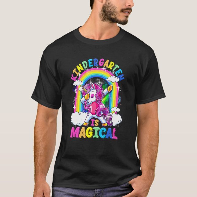 Camiseta Jardim De Infância É Magnético De Volta Ao Arco-Ír (Frente)
