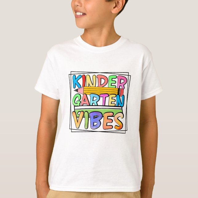 Camiseta Jardim de Infância Vibes Coloridos Cute Toddler (Frente)