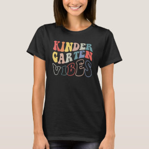 Camiseta Jardim De Infância Vibes Retro Groovy Primeiro Dia