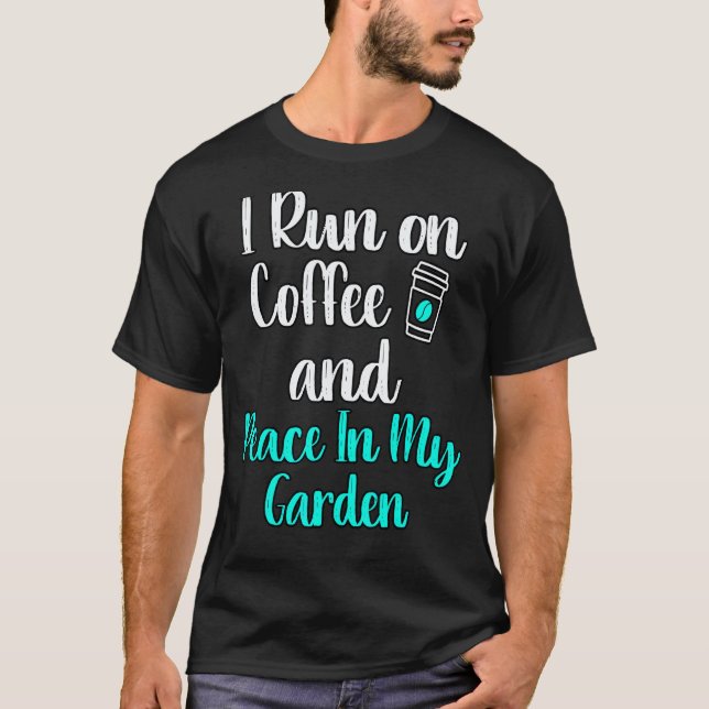 Camiseta Jardinagem 4\Eu Funciono Com Café E Paz No Meu Jar (Frente)