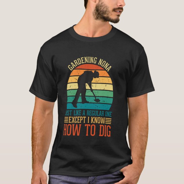 Camiseta Jardinagem Nona Como Uma Regular Exceto Eu Sei Com (Frente)