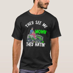 Camiseta Jardineiro Eles Me Veem Cortando a Grama Fazenda J